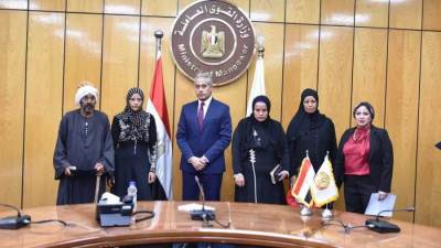 وزير القوى العاملة يسلم تعويضات وثائق التأمين لأسر من "العمالة غير المنتظمة"