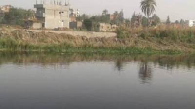 أب يتخلص من ابنته بمساعدة شقيقه وإغراقها في مياه مصرف بالشرقية