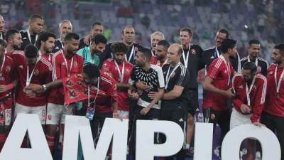 بعثة الأهلى تصل القاهرة قادمة من الإمارات بعد التتويج بالسوبر