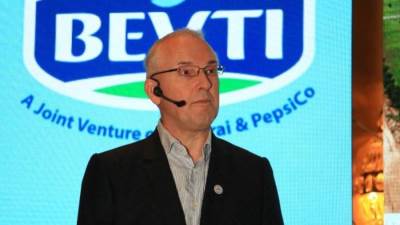 في لقائها مع وسائل الإعلام.. بيتي: نستهدف دعم وتطوير صناعة الألبان بمصر