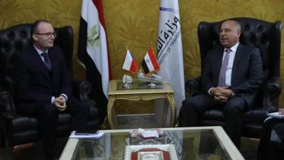 وزير النقل يبحث مع السفير التشيكي التعاون لإعادة تأهيل جرارات السكك الحديدية