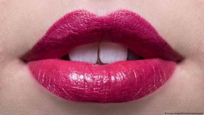 هكذا تواجهين تشقق الشفاه بدون عناء