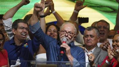 لولا دا سيلفا يعود إلى قصر الرئاسة البرازيلية بعد مسيرة خارجة عن المألوف