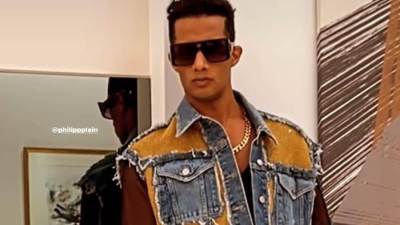 بقميص شيفون ومشغولات ذهبية.. أحدث ظهور لمحمد رمضان من دبي