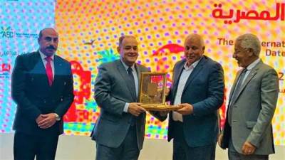 وزير التجارة يتفقد معرض الملتقى الدولي للصناعة