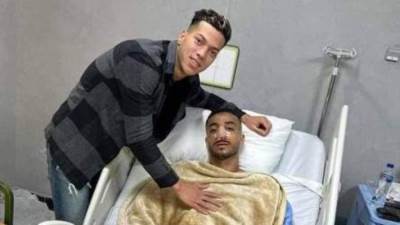 روح رياضية.. إمام عاشور يزور محمد عبدالمنعم بعد إجرائه جراحة في الأنف