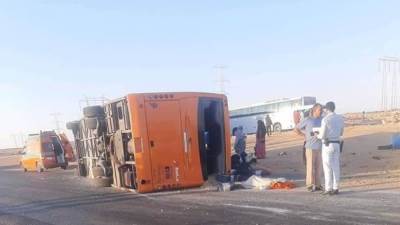 مصرع شخص وإصابة 40 فى انقلاب أتوبيس على الطريق الصحراوى بأسوان