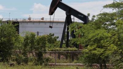 النفط يرتفع أكثر من 1% بفضل تراجع الدولار.. ما علاقة كورونا؟