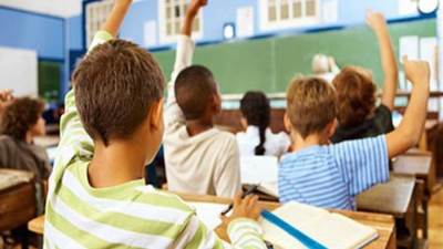 تعليم الشرقية: إحالة مدرسة للتحقيق لمعاقبتها فصلا كاملا بالضرب بالعصا