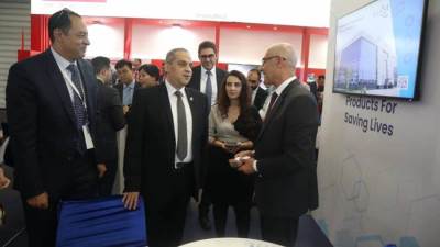 رئيس هيئة الدواء يتفقد جناح الشركات المصرية المشاركة في معرض CPhl