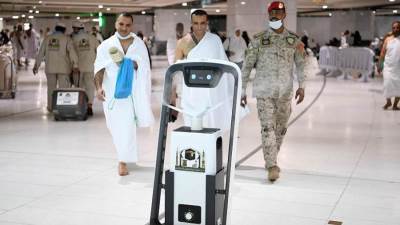 روبوتات ذكية تقوم على خدمة المعتمرين والمصلين بالمسجد الحرام