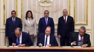 رئيس الوزراء يشهد توقيع عقدي اتفاق لتوريد 5 ملايين شجرة لزراعتها بالمحافظات