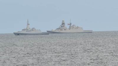 وصول الفرقاطة "العزيز" إلى قاعدة الإسكندرية إيذانًا بانضمامها للقوات البحرية