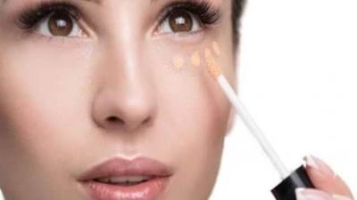 الكونسيلر.. عصا سحرية لإخفاء عيوب البشرة