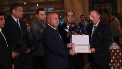 وزير النقل يكرم قائد القطار الذي اصيب بعد قذف شباب للقطار بالحجارة