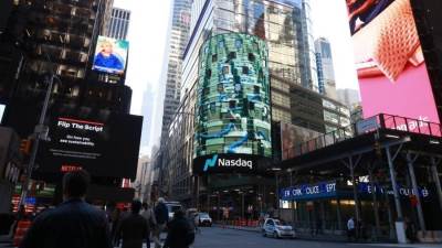 مشروعات المنطقة الاقتصادية لقناة السويس تزين واجهات مبنى بورصة ناسداك الأمريكية