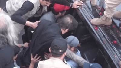 نجاة رئيس وزراء باكستان السابق عمران خان من محاولة اغتيال