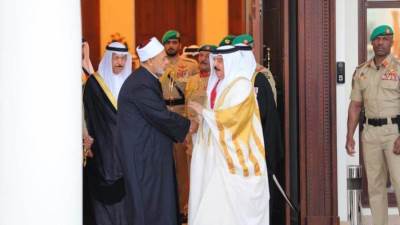 شيخ الأزهر يصل إلى البحرين وسط استقبال رسمي من عاهل المملكة 