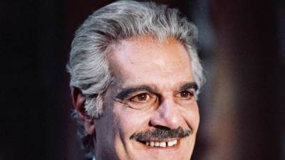 بيع مقتنيات عمر الشريف بمزاد علني.. ونجله يعلق «مسروقة»