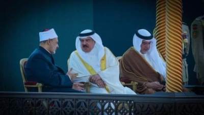 ملك البحرين يصطحب الإمام الطيب والبابا فرنسيس لزراعة "نخلة"