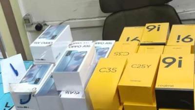 جمارك مطار القاهره تضبط محاولة تهريب عدد من الهواتف المحمولة