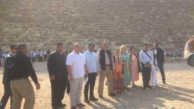 ملك تونجا وقرينته يزوران المنطقة الأثرية بالهرم
