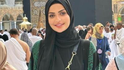 بالعباءة والحجاب.. هند مدحت تؤدي مناسك العمرة