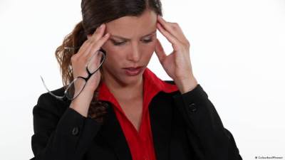 هل تعاني من الصداع النصفي عند النظر للشاشات؟.. وصفة للتعافي