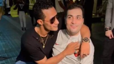 لفتة إنسانية من محمد رمضان في فيديو له مع معجب قعيد