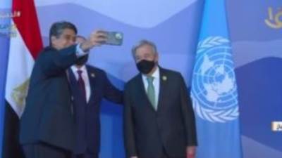 قمة المناخ| رئيس جمهورية "بالاو" يلتقط "سيلفى" مع الرئيس السيسى وجوتيرش