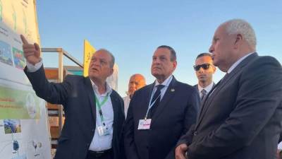 قمة المناخ.. وزير التنمية يتفقد جناح الوادي الجديد بالمنطقة الخضراء بشرم الشيخ