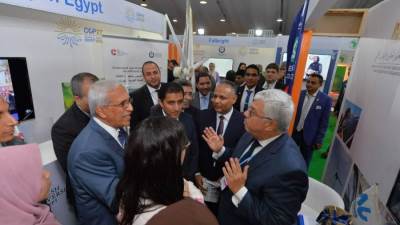 وزير التعليم العالي يتفقد جناح الجامعة البريطانية بمؤتمر قمة المناخ COP 27