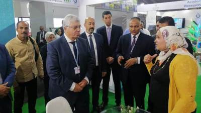قمة المناخ.. وزير التعليم العالي يتفقد جناح الوزارة بالمنطقة الخضراء