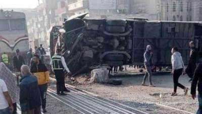 يحمل 25 طالبًا من جامعة بدر.. قطار يصطدم بأتوبيس سياحي في الشرقية