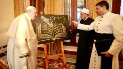 البابا فرنسيس يهدى الإمام الطيب مجسم شجرة الزيتون تعبيرا عن الأخوة الإنسانية