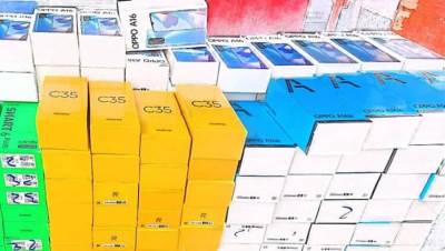 جمارك السلوم تضبط محاولة تهريب عدد من الهواتف المحمولة 