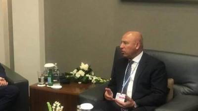 وزير النقل يبحث مع الرئيس التنفيذي لشركة سيمنز خطة تنفيذ القطار الكهربائي