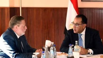 رئيس الوزراء يبحث مع محافظ البنك المركزي توفير التمويل اللازم لشراء السلع الأساسية