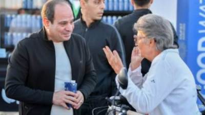 قمة المناخ| الرئيس السيسى يلتقى سويدية قطعت 7 آلاف كيلو بالدراجة من ستوكهولم لشرم الشيخ