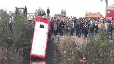 مصرع 19 شخصا وإصابة 24بانقلاب حافلة ركاب بطريق المنصوره