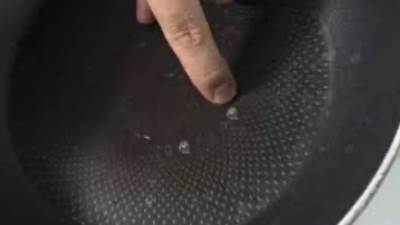 «تنقل ملايين جزيئات البلاستيك للطعام».. مخاطر أواني الطهي غير اللاصقة