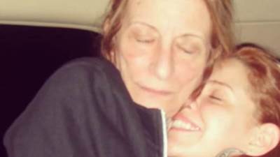 كل يوم صعب.. دنيا عبد العزيز تتذكر والدتها الراحلة بكلمات مؤثرة