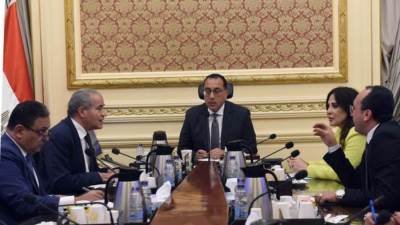 رئيس الوزراء يتابع مع وزير التموين موقف احتياطيات السلع الأساسية بالأسواق