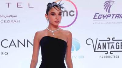 جيبة غريبة مفتوحة من الخصر.. إطلالة سلمى أبوضيف خلال مهرجان القاهرة السينمائي