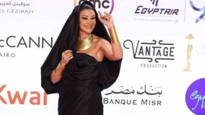 بالملاية اللف.. إطلالة غريبة للفنانة أروى جودة في مهرجان القاهرة السينمائي