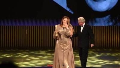 المخرجة كاملة أبوذكري تستلم جائزة "فاتن حمامة للتميز" خلال مهرجان القاهرة