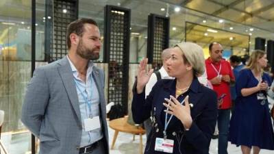 قمة المناخ.. وزيرة البيئة تلتقي نظيرها الكندي بالجناح المصري بالمنطقة الزرقاء 