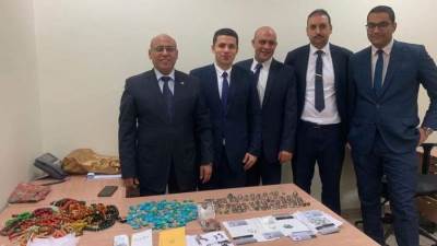 جمارك مطار القاهرة تضبط محاولة تهريب كمية من فصوص الألماس والمشغولات الفضية والأحجار الكريمة