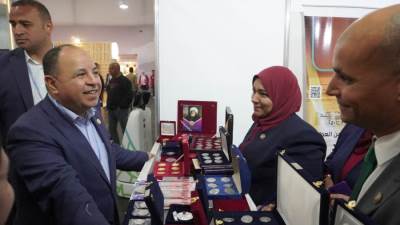 وزير المالية يتفقد معرض سك العملة بالمنطقة الخضراء ويؤكد.. امتداد لتراثنا الحضاري