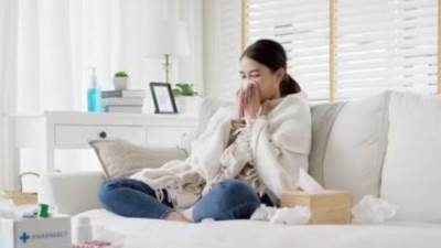 الصحة تكشف آليات علاج حالات الإصابة بكورونا منزليا وطريقة العزل